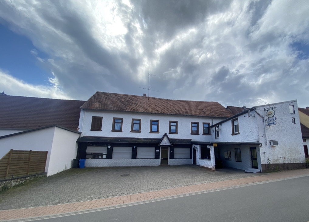 Wohnhaus + Gewerbe in Stambach